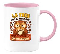 quotedazur Café-Croissant - Mug Personnalisé La Tata A Un Grain, C'Est Pour Ça Qu'On L'Adore Cadeau Noël Tasse Adorée - Rose/Céramique