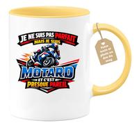 quotedazur Café-Croissant - Mug Personnalisé Moto - Tasse Je Ne Suis Pas Parfait Mais Je Suis Motard Et C'est Presque Pareil - Cadeau Motard Homme - Jaune/céramique