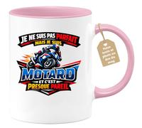quotedazur Café-Croissant - Mug Personnalisé Moto - Tasse Je Ne Suis Pas Parfait Mais Je Suis Motard Et C'est Presque Pareil - Cadeau Motard Homme - Rose/céramique