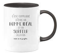 quotedazur Café-Croissant - Mug Personnalisé Tasse Cadeau C'Est Compliqué D'Être Un Homme Noël Et Surfeur À La Fois Mais Ça Va Je Gère - Noir/Céramique