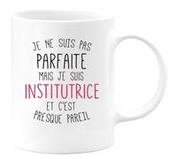 quotedazur Café-Croissant - Mug Personnalisé Tasse Cadeau Femme Noël Je Ne Suis Pas Parfaite Mais Je Suis Institutrice Et C'Est Presque Pareil - Blanc/Céramique