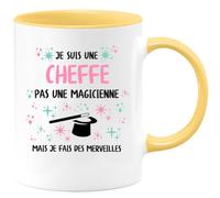 quotedazur Café-Croissant - Mug Personnalisé Tasse Cadeau Femme Noël Je Suis Une Cheffe Pas Une Magicienne Mais Je Fais Des Merveilles - Jaune/Céramique