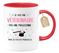 quotedazur Café-Croissant - Mug Personnalisé Tasse Cadeau Femme Noël Je Suis Une Vétérinaire Pas Une Magicienne Mais Je Fais Des Merveilles - Rouge/Céramique