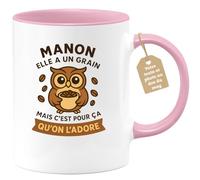 quotedazur Café-Croissant - Mug Personnalisé Tasse Cadeau Manon Elle A Un Grain Mais C'Est Pour Noël Ça Qu'On L'Adore - Rose/Céramique