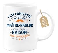 quotedazur Café-Croissant - Mug Personnalisé Tasse Cadeau Noël C'Est Compliqué D'Être Un Maître- Nageur Et D'Avoir Toujours Raison Mais Ça Va Je Gère - Blanc/Céramique