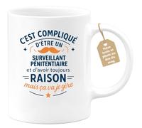 quotedazur Café-Croissant - Mug Personnalisé Tasse Cadeau Noël C'Est Compliqué D'Être Un Surveillant Pénitentiaire Et D'Avoir Toujours Raison Mais Ça Va Je Gère - Blanc/Céramique