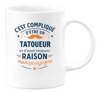 quotedazur Café-Croissant - Mug Personnalisé Tasse Cadeau Noël C'Est Compliqué D'Être Un Tatoueur Et D'Avoir Toujours Raison Mais Ça Va Je Gère - Blanc/Céramique