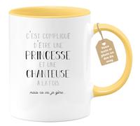 quotedazur Café-Croissant - Mug Personnalisé Tasse Cadeau Noël C'Est Compliqué D'Être Une Princesse Et Chanteuse A La Fois Mais Je Gère - Jaune/Céramique