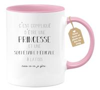 quotedazur Café-Croissant - Mug Personnalisé Tasse Cadeau Noël C'Est Compliqué D'Être Une Princesse Et Secretaire Medicale A La Fois Mais Je Gère - Rose/Céramique