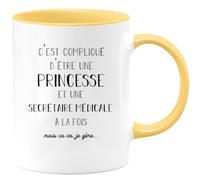 quotedazur Café-Croissant - Mug Personnalisé Tasse Cadeau Noël C'Est Compliqué D'Être Une Princesse Et Secretaire Medicale A La Fois Mais Je Gère - Jaune/Céramique