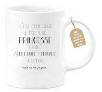 quotedazur Café-Croissant - Mug Personnalisé Tasse Cadeau Noël C'Est Compliqué D'Être Une Princesse Et Secretaire Medicale A La Fois Mais Je Gère - Blanc/Céramique