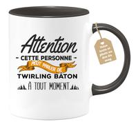 quotedazur Café-Croissant - Mug Personnalisé Tasse Cadeau Noël Cette Personne Peut Parler De Twirling Bâton À Tout Moment - Noir/Céramique