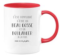 quotedazur Café-Croissant - Mug Personnalisé Tasse Cadeau Noël Compliqué D'Être Un Beau Gosse Et Un Boulanger À La Fois Mais Ça Va Je Gère - Rouge/Céramique