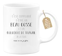 quotedazur Café-Croissant - Mug Personnalisé Tasse Cadeau Noël Compliqué D'Être Un Beau Gosse Et Un Collègue De Travail À La Fois Mais Ça Va Je Gère - Blanc/Céramique