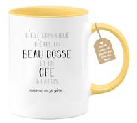 quotedazur Café-Croissant - Mug Personnalisé Tasse Cadeau Noël Compliqué D'Être Un Beau Gosse Et Un Cpe À La Fois Mais Ça Va Je Gère - Jaune/Céramique