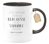 quotedazur Café-Croissant - Mug Personnalisé Tasse Cadeau Noël Compliqué D'Être Un Beau Gosse Et Un Stagiaire À La Fois Mais Ça Va Je Gère - Noir/Céramique