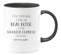 quotedazur Café-Croissant - Mug Personnalisé Tasse Cadeau Noël Compliqué D'Être Un Beau Gosse Et Un Tourneur- Fraiseur À La Fois Mais Ça Va Je Gère - Noir/Céramique