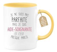quotedazur Café-Croissant - Mug Personnalisé Tasse Cadeau Noël Je Ne Suis Pas Parfaite Mais Je Suis Aide Soignante Et C'Est Presque Pareil - Jaune/Céramique