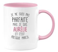 quotedazur Café-Croissant - Mug Personnalisé Tasse Cadeau Noël Je Ne Suis Pas Parfaite Mais Je Suis Aurélie Et C'Est Presque Pareil - Rose/Céramique
