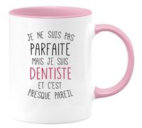 quotedazur Café-Croissant - Mug Personnalisé Tasse Cadeau Noël Je Ne Suis Pas Parfaite Mais Je Suis Dentiste Et C'Est Presque Pareil - Rose/Céramique