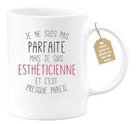 quotedazur Café-Croissant - Mug Personnalisé Tasse Cadeau Noël Je Ne Suis Pas Parfaite Mais Je Suis Estheticienne Et C'Est Presque Pareil - Blanc/Céramique