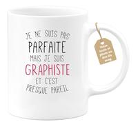 quotedazur Café-Croissant - Mug Personnalisé Tasse Cadeau Noël Je Ne Suis Pas Parfaite Mais Je Suis Graphiste Et C'Est Presque Pareil - Blanc/Céramique