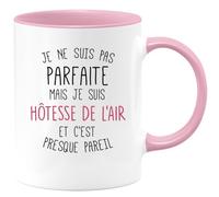 quotedazur Café-Croissant - Mug Personnalisé Tasse Cadeau Noël Je Ne Suis Pas Parfaite Mais Je Suis Hotesse De L'Air Et C'Est Presque Pareil - Rose/Céramique