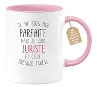 quotedazur Café-Croissant - Mug Personnalisé Tasse Cadeau Noël Je Ne Suis Pas Parfaite Mais Je Suis Juriste Et C'Est Presque Pareil - Rose/Céramique