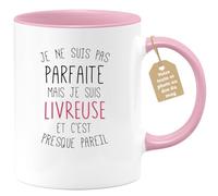 quotedazur Café-Croissant - Mug Personnalisé Tasse Cadeau Noël Je Ne Suis Pas Parfaite Mais Je Suis Livreuse Et C'Est Presque Pareil - Rose/Céramique
