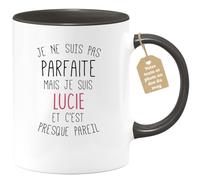 quotedazur Café-Croissant - Mug Personnalisé Tasse Cadeau Noël Je Ne Suis Pas Parfaite Mais Je Suis Lucie Et C'Est Presque Pareil - Noir/Céramique