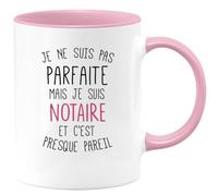 quotedazur Café-Croissant - Mug Personnalisé Tasse Cadeau Noël Je Ne Suis Pas Parfaite Mais Je Suis Notaire Et C'Est Presque Pareil - Rose/Céramique