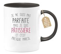 quotedazur Café-Croissant - Mug Personnalisé Tasse Cadeau Noël Je Ne Suis Pas Parfaite Mais Je Suis Patissiere Et C'Est Presque Pareil - Noir/Céramique