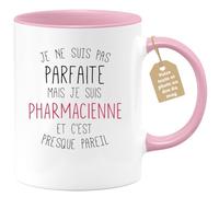 quotedazur Café-Croissant - Mug Personnalisé Tasse Cadeau Noël Je Ne Suis Pas Parfaite Mais Je Suis Pharmacienne Et C'Est Presque Pareil - Rose/Céramique