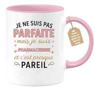 quotedazur Café-Croissant - Mug Personnalisé Tasse Cadeau Noël Je Ne Suis Pas Parfaite Mais Je Suis Pharmacienne Et C'Est Presque Pareil - Rose/Céramique
