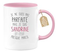 quotedazur Café-Croissant - Mug Personnalisé Tasse Cadeau Noël Je Ne Suis Pas Parfaite Mais Je Suis Sandrine Et C'Est Presque Pareil - Rose/Céramique