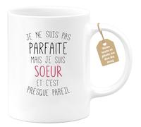 quotedazur Café-Croissant - Mug Personnalisé Tasse Cadeau Noël Je Ne Suis Pas Parfaite Mais Je Suis Soeur Et C'Est Presque Pareil - Blanc/Céramique