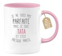 quotedazur Café-Croissant - Mug Personnalisé Tasse Cadeau Noël Je Ne Suis Pas Parfaite Mais Je Suis Tata Et C'Est Presque Pareil - Rose/Céramique