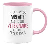 quotedazur Café-Croissant - Mug Personnalisé Tasse Cadeau Noël Je Ne Suis Pas Parfaite Mais Je Suis Veterinaire Et C'Est Presque Pareil - Rose/Céramique