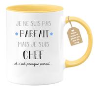 quotedazur Café-Croissant - Mug Personnalisé Tasse Cadeau Original Humour Noël Je Ne Suis Pas Parfait Mais Je Suis Chef - Jaune/Céramique