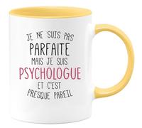 quotedazur Café-Croissant - Mug Personnalisé Tasse Cadeau Original Humour Noël Je Ne Suis Pas Parfaite Mais Je Suis Psychologue - Jaune/Céramique