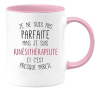 quotedazur Café-Croissant - Mug Personnalisé Tasse Cadeau Original Humour Noël Je Ne Suis Pas Parfaite Mais Je Suis Kinésithérapeute - Rose/Céramique