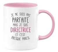 quotedazur Café-Croissant - Mug Personnalisé Tasse Cadeau Original Humour Noël Je Ne Suis Pas Parfaite Mais Je Suis Directrice - Rose/Céramique