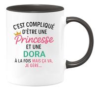 quotedazur Café-Croissant - Mug Personnalisé Tasse C'Est Compliqué D'Être Une Dora Et Princesse Cadeau Prénom Noël Anniversaire - Noir/Céramique