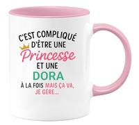 quotedazur Café-Croissant - Mug Personnalisé Tasse C'Est Compliqué D'Être Une Dora Et Princesse Cadeau Prénom Noël Anniversaire - Rose/Céramique