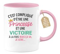 quotedazur Café-Croissant - Mug Personnalisé Tasse C'Est Compliqué D'Être Une Victoire Et Princesse Cadeau Prénom Noël Anniversaire - Rose/Céramique