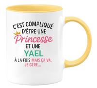 quotedazur Café-Croissant - Mug Personnalisé Tasse C'Est Compliqué D'Être Une Yael Et Princesse Cadeau Prénom Noël Anniversaire - Jaune/Céramique