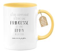 quotedazur Café-Croissant - Mug Prénom Emmy Compliqué D'Être Une Princesse Et Une Emmy Mais Ca Va Je Gère - Cadeau Noël Prénom Tasse - Jaune/Céramique