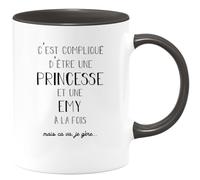 quotedazur Café-Croissant - Mug Prénom Emy Compliqué D'Être Une Princesse Et Une Emy Mais Ca Va Je Gère - Cadeau Noël Prénom Tasse - Noir/Céramique
