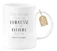 quotedazur Café-Croissant - Mug Prénom Noël Coraline Compliqué D'Être Une Princesse Et Une Coraline Mais Ca Va Je Gère - Tasse Prénom - Blanc/Céramique