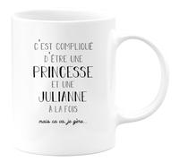 quotedazur Café-Croissant - Mug Prénom Noël Julianne Compliqué D'Être Une Princesse Et Une Julianne Mais Ca Va Je Gère - Tasse Prénom - Blanc/Céramique